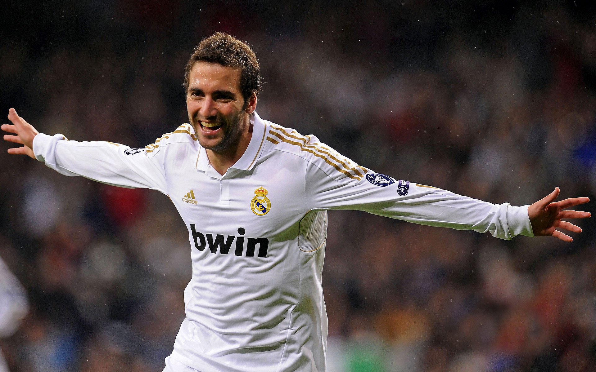 传奇“锋线杀手”在欧冠中的巅峰表现，什么叫锋线球员